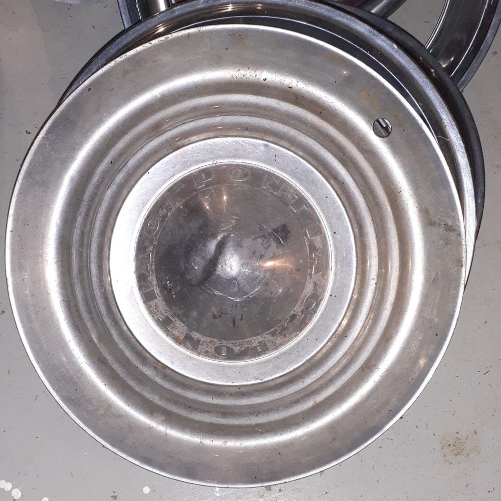 RARE VINTAGE ANTIQUE 1950S PONTIAC HUBCAP AMERICANA WALL DECOR MAN CAVE GARAGE